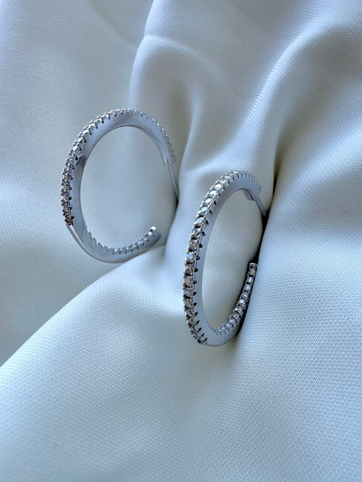 Мосанит шигтгээтэй бөөрөнхий хатгадаг ээмэг/moissanite earring/ 