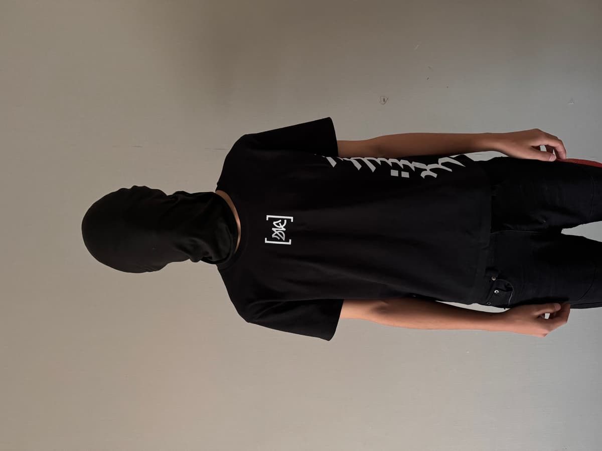 ‘Zailaach’ black tee