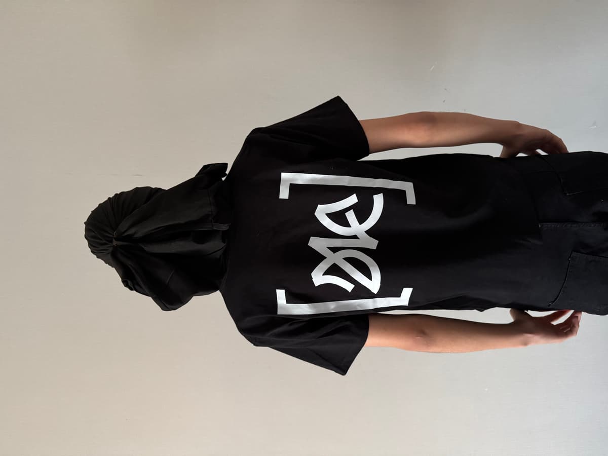 ‘Zailaach’ black tee