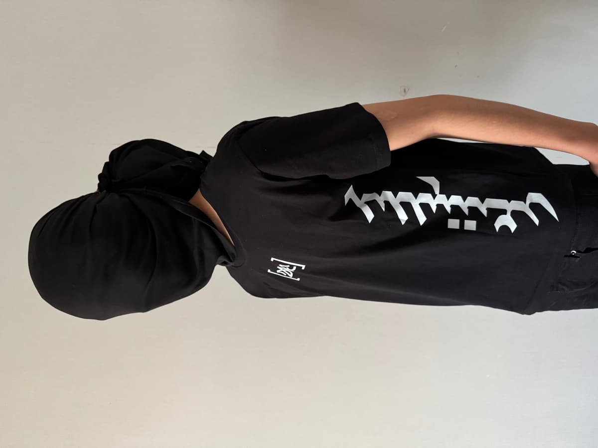 ‘Zailaach’ black tee